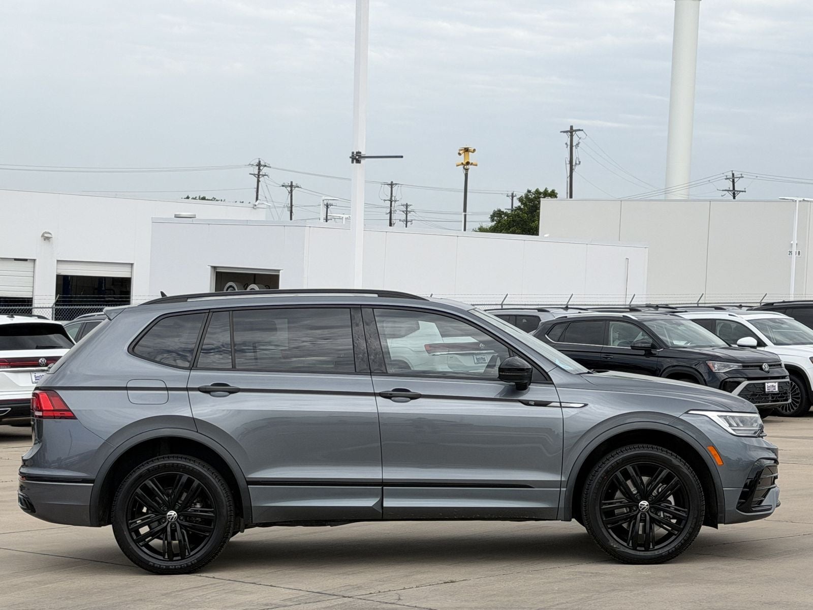 2022 Volkswagen Tiguan 2.0T SE R-Line Black