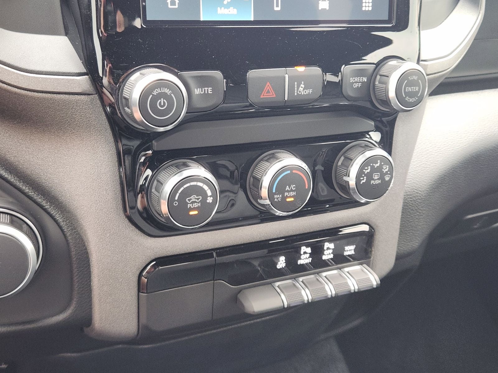 2026 RAM Ram 1500 RAM 1500 TRADESMAN QUAD CAB 4X2 6'4' BOX