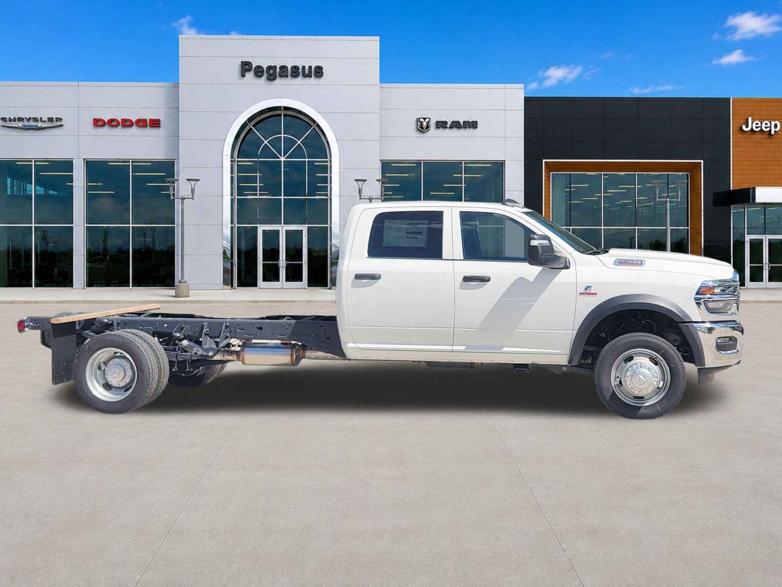 2026 RAM 5500 Chassis RAM 5500 TRADESMAN CHASSIS CREW CAB 4X4 84' CA