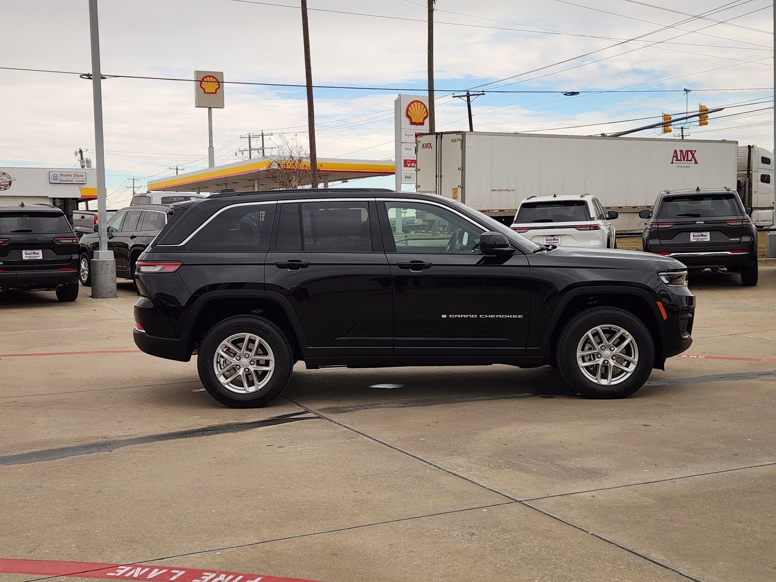 2025 Jeep Grand Cherokee GRAND CHEROKEE LAREDO X 4X2