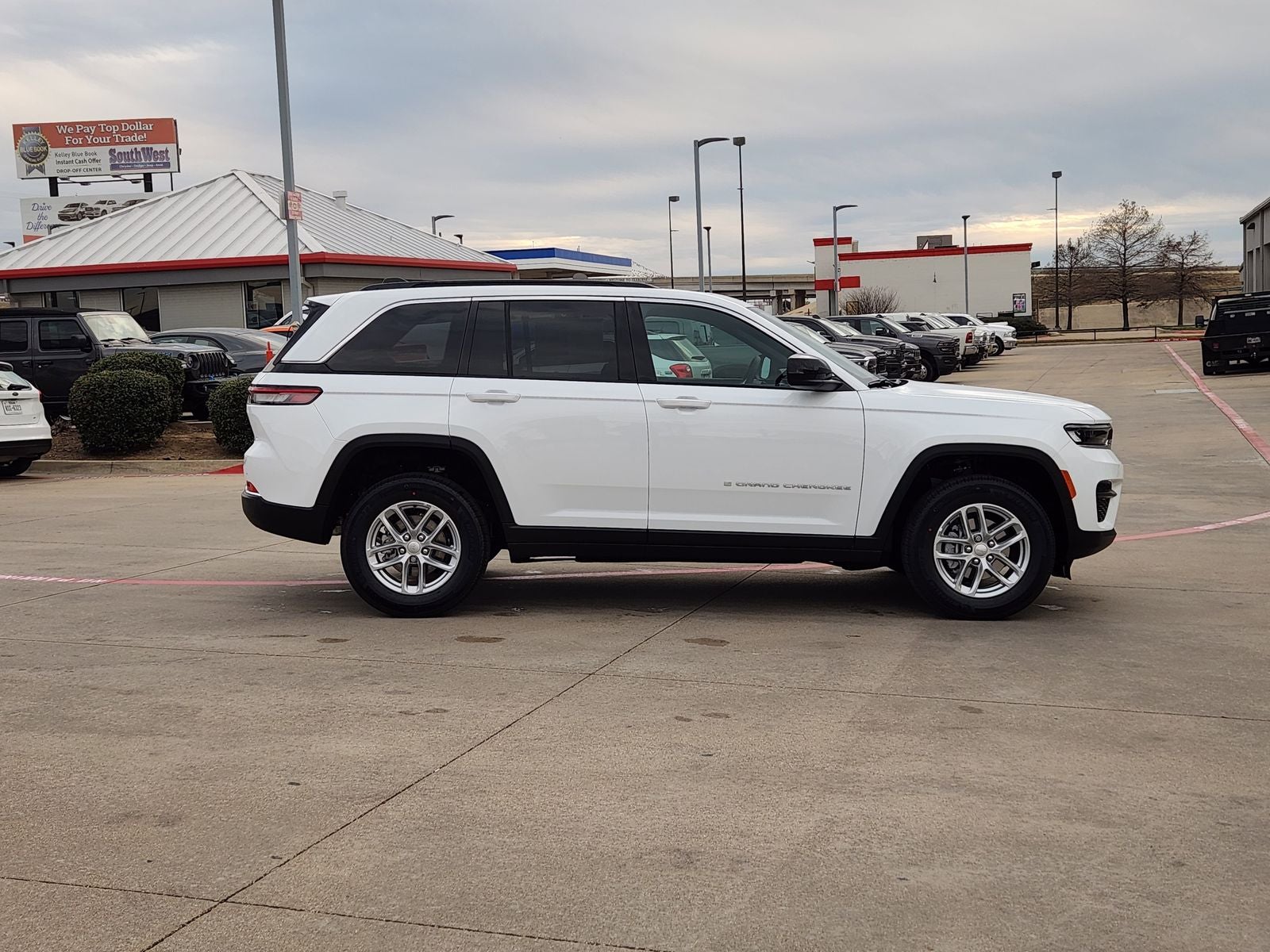 2025 Jeep Grand Cherokee GRAND CHEROKEE LAREDO X 4X2