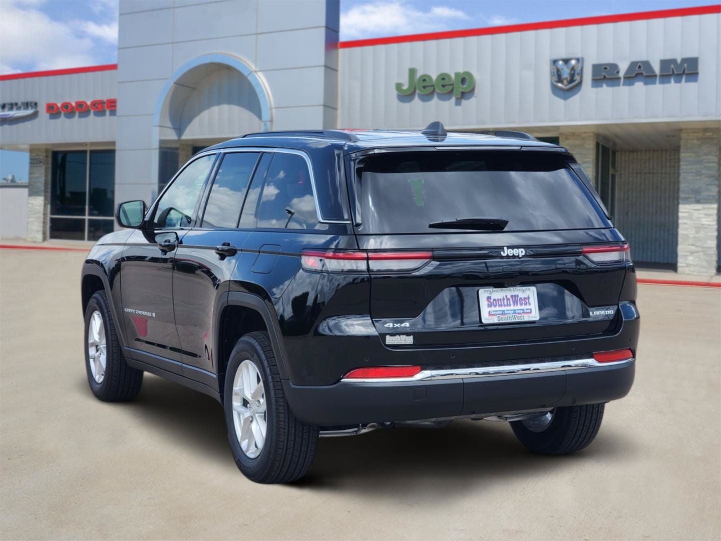 2026 Jeep Grand Cherokee GRAND CHEROKEE LAREDO X 4X4