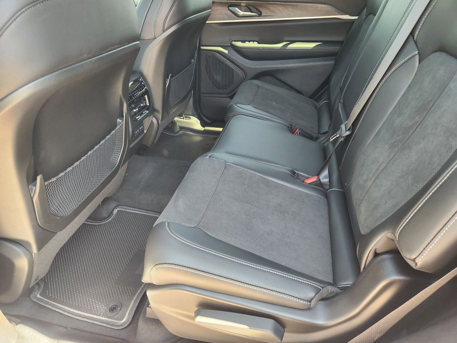 2026 Jeep Grand Cherokee GRAND CHEROKEE L LAREDO ALTITUDE 4X2