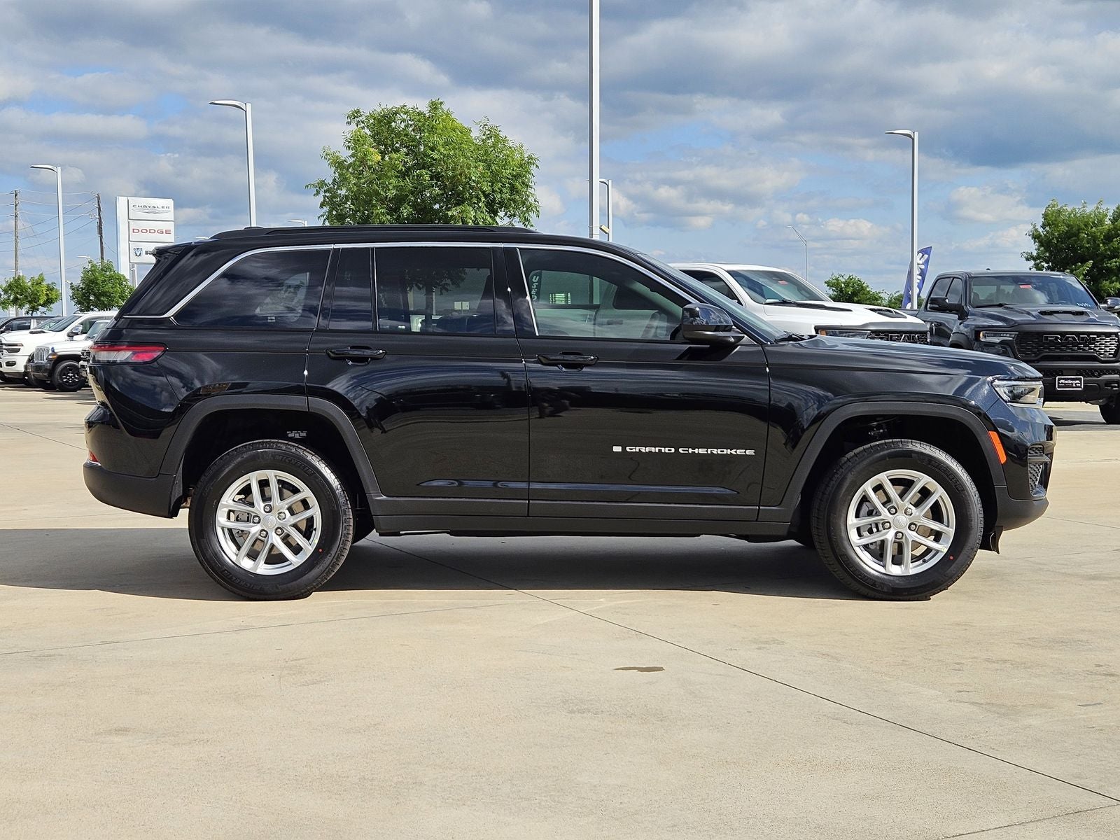 2026 Jeep Grand Cherokee GRAND CHEROKEE LAREDO 4X2
