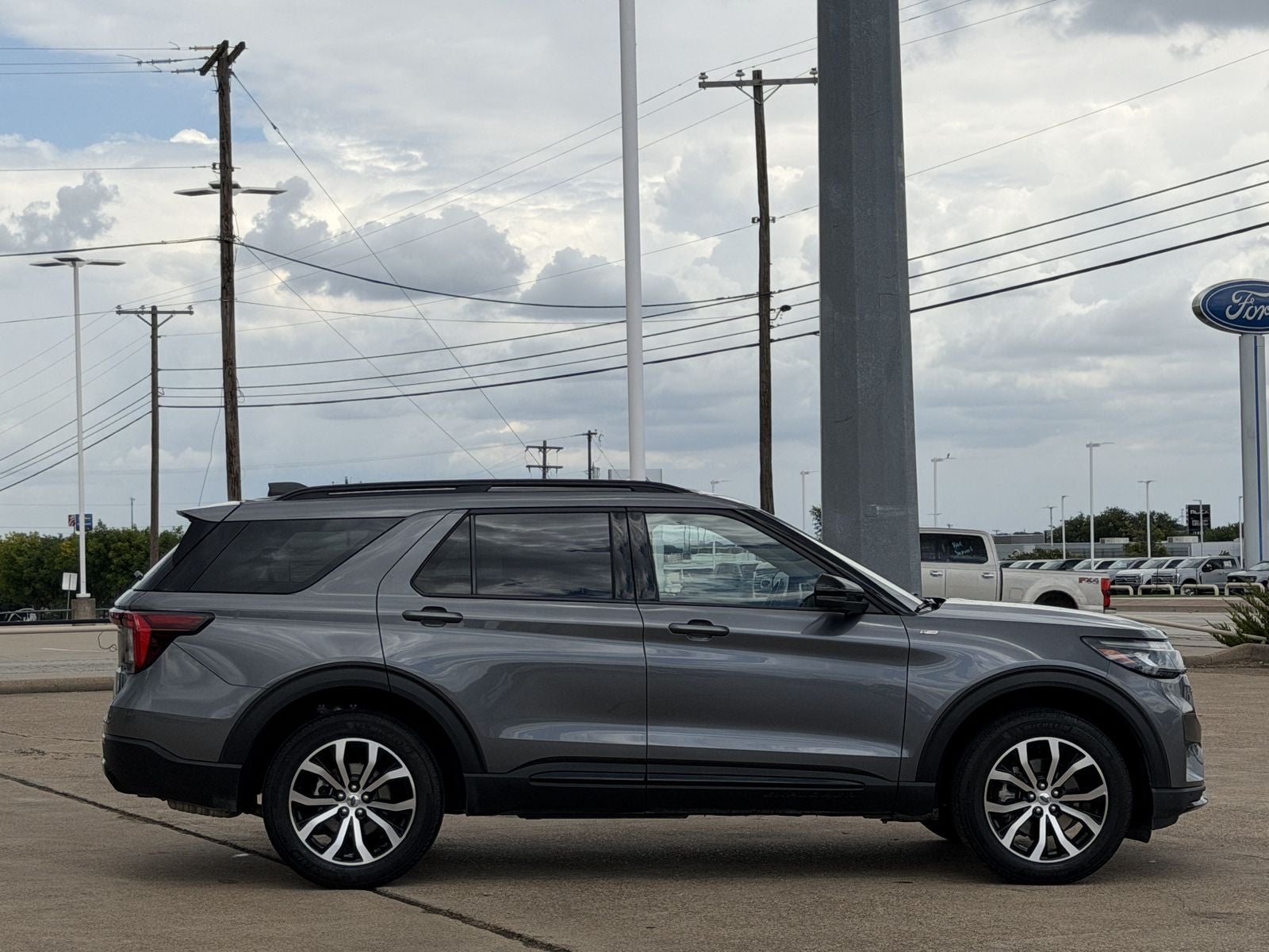 2025 Ford Explorer ST-Line