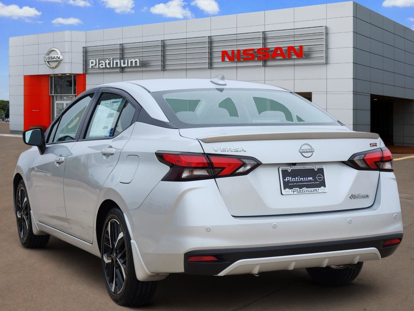 2025 Nissan Versa 1.6 SR