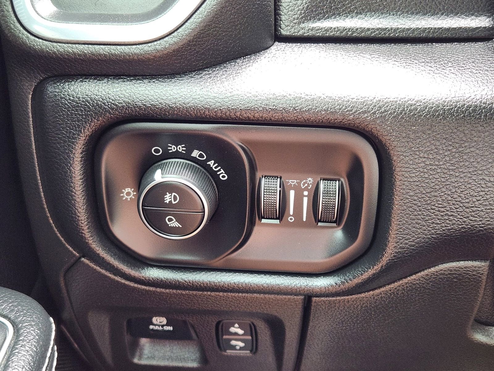 2019 RAM 1500 Laramie Crew Cab 4x2 5'7" Box