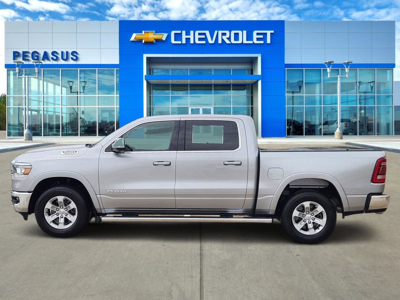 2019 RAM 1500 Laramie Crew Cab 4x2 5'7" Box