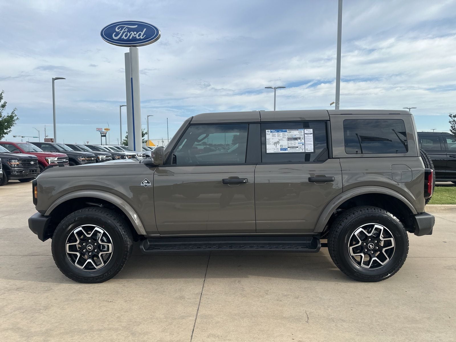 2026 Ford Bronco Outer Banks