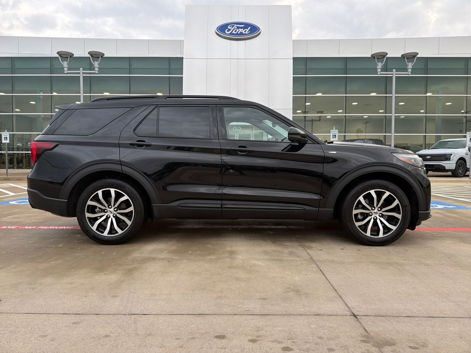 2025 Ford Explorer ST-Line