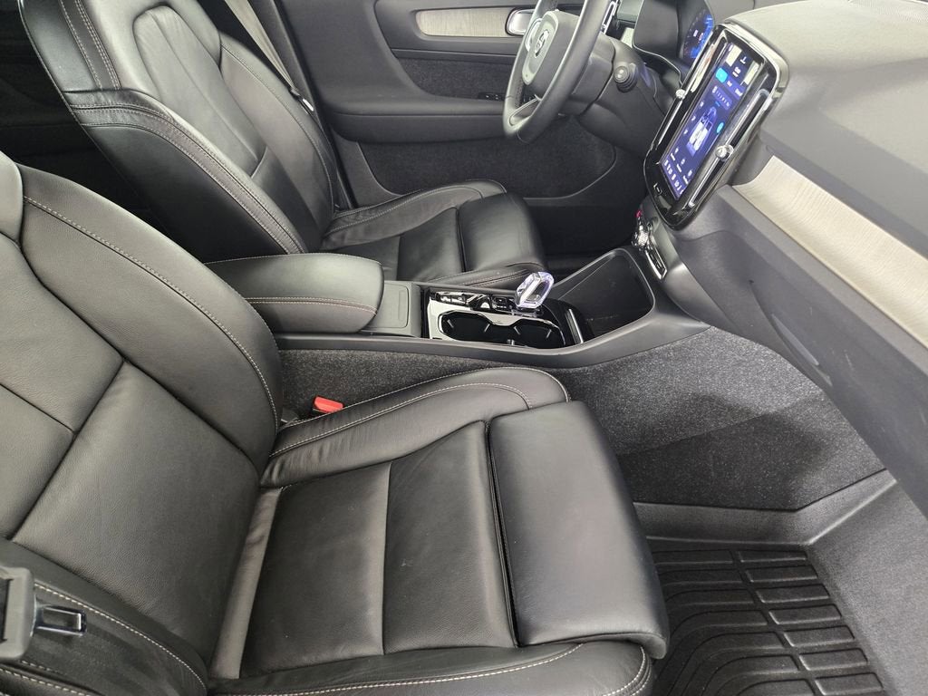 2023 Volvo XC40 B5 Plus Bright Theme
