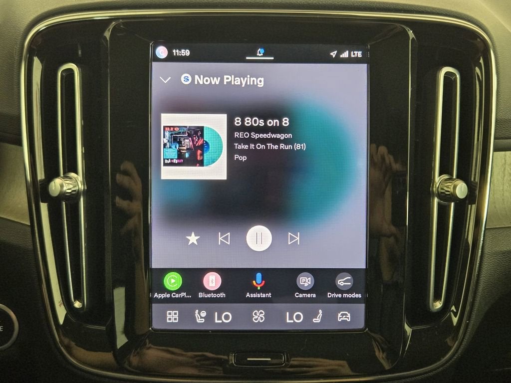 2023 Volvo XC40 B5 Plus Bright Theme