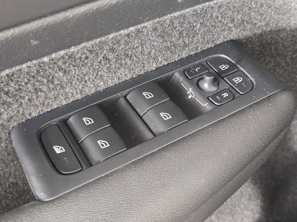 2023 Volvo XC40 B5 Plus Bright Theme