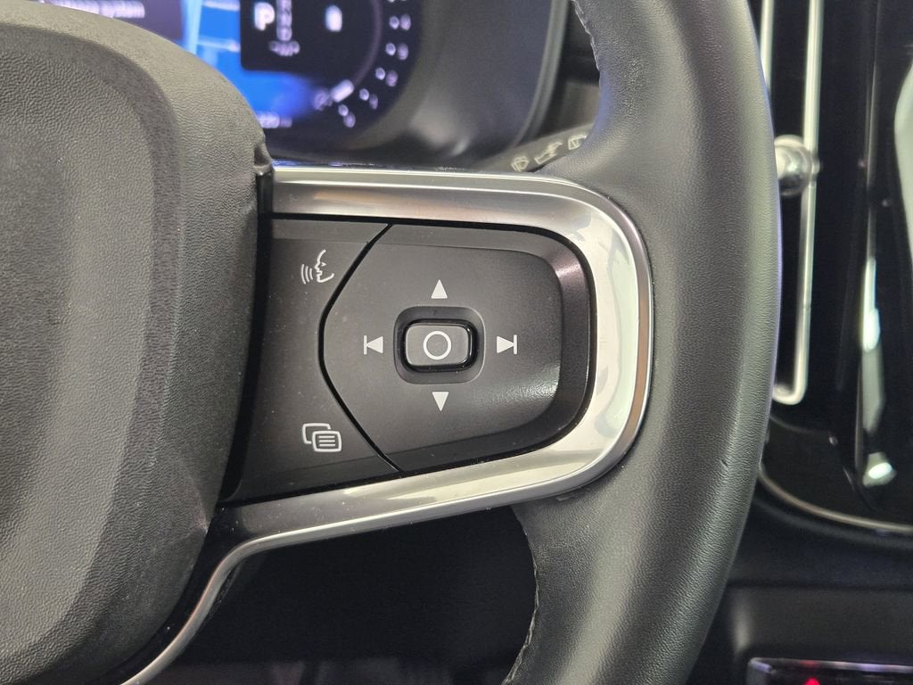 2023 Volvo XC40 B5 Plus Bright Theme