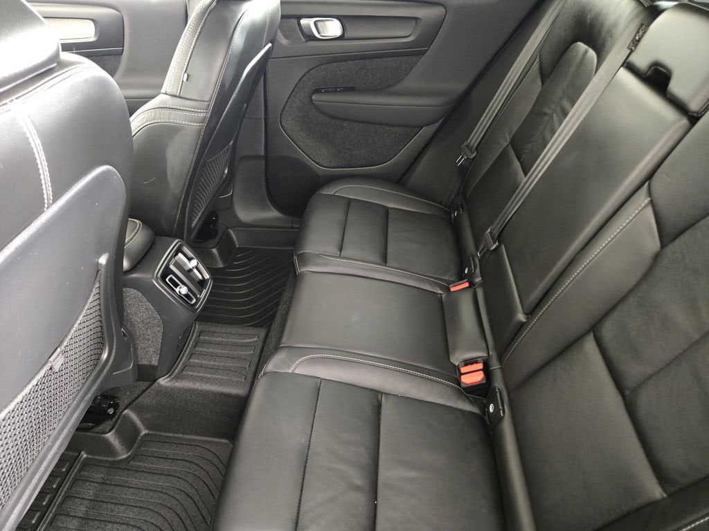 2023 Volvo XC40 B5 Plus Bright Theme
